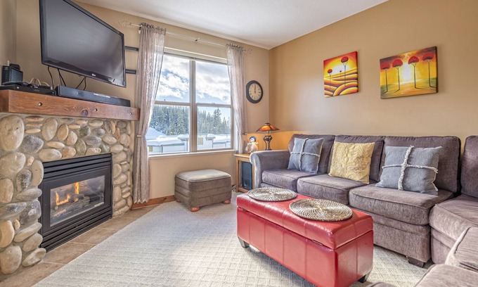 Silver Star Mountain Condo | Cozy Large Corner Condo in Creekside with Shared Outdoor Hot Tub, Pet Friendly!