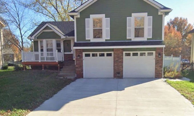 Leavenworth House | Cozy Large Room In Quiet Neighborhood