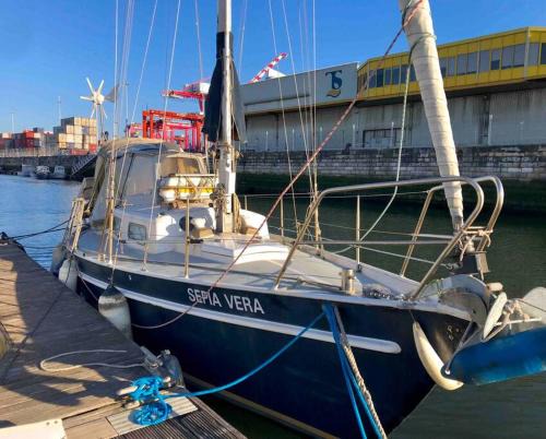 Lapa Boat Rental | Cozy Lisbon Marina Sleepaboard - Sail Away