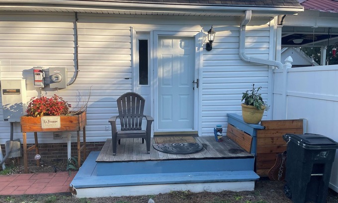 Oak Grove House | Cozy little space! Fully furnished! Come relax by the pool! 2 TV , CABLE/INT.