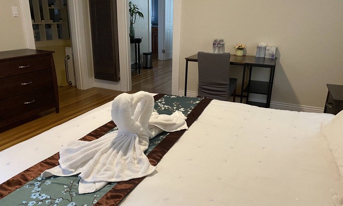 Burlingame House | Cozy living, one block from Downtown Burlingame