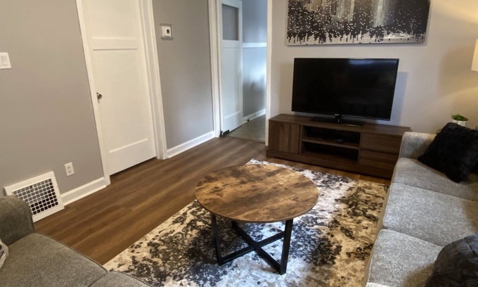 Milwaukee House | Cozy location between Bayview and the airport! Pets welcome!
