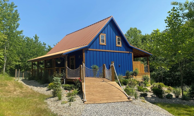 McArthur Cabin | Cozy Lodge Cabin on Highland Cow Farm: Hiking Trails, Hot Tub, Fire Pit, Games