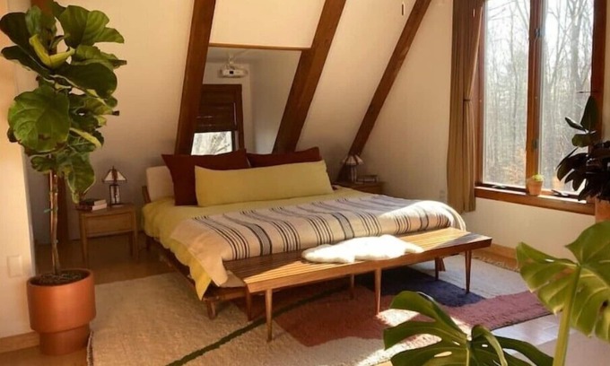 Edgecomb House | Cozy Lodge Meets Mid Century Hideaway