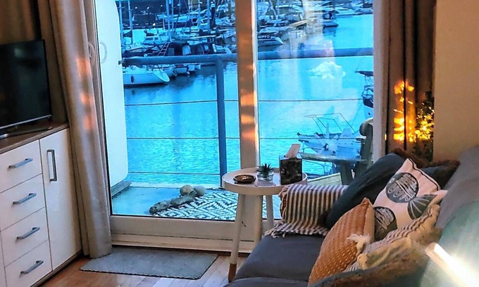 Seafront Cabin | Cozy Loft Boat View - Brighton Marina