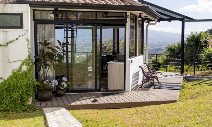 Pavas Cabin | Cozy Loft with big terras having a spectaculair view of San Jose