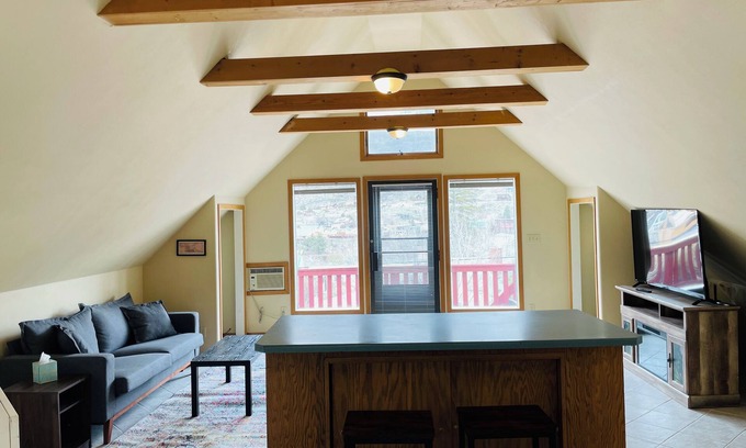 Gardiner House | Cozy loft in Gardiner with AC, WiFi and splendid views