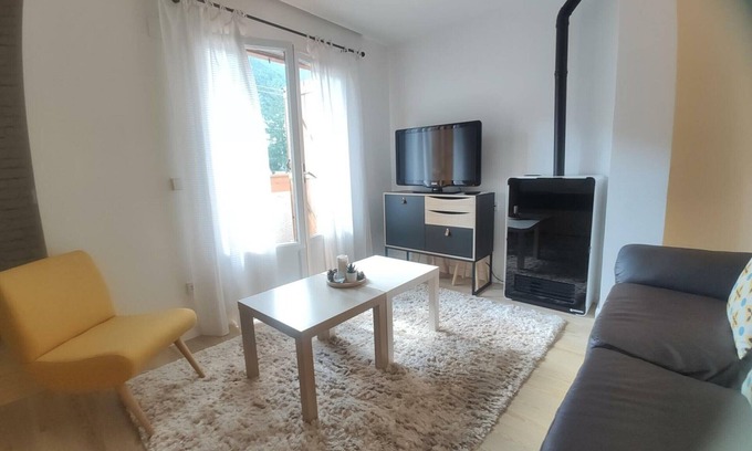Villanua Apartment | Cozy Loft with Pool in Villanúa – Perfect for 4 Guests