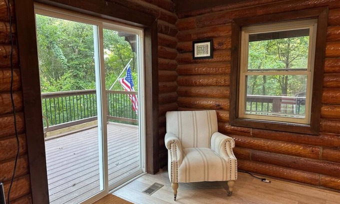 Bellevue Cabin | Cozy log cabin, 25 mins to Broadway