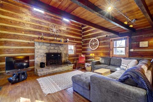 Townsend House | Cozy Log Cabin 6 Mi to Great Smoky Mtns NP!