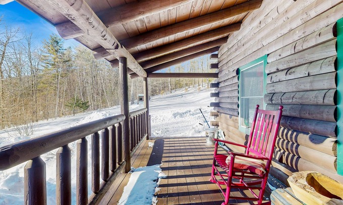 Bethel House | Cozy log cabin close to recreation, dog-friendly, balcony, BBQ, w/d, TVs, kayaks