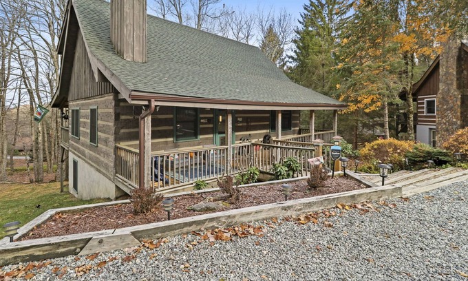 Seven Devils Cabin | Cozy Log Cabin: HOT TUB! Perfect for Highland Games!