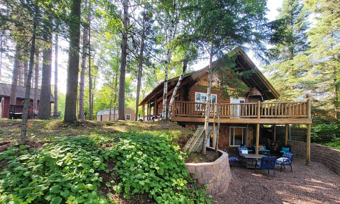 Sturgeon Lake Cabin | Cozy Log Cabin Retreat on Sturgeon Lake