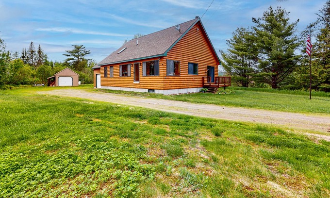 Greenville House | Cozy log cabin with lake view, grill, firepit, full kitchen & loft