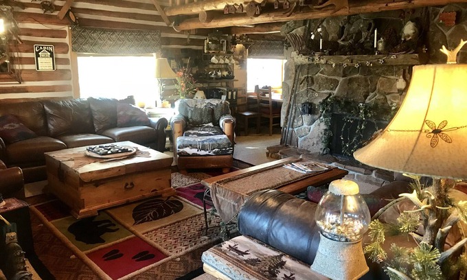 Winter Park Cabin | Cozy Log Home,3 min to slopes sleeps 10-11, Free shuttle steps away. location!
