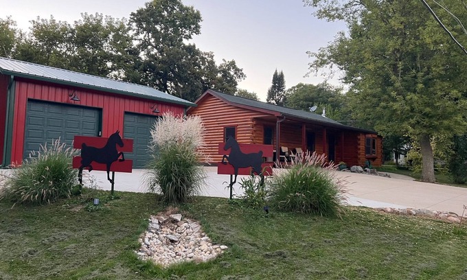 Como Cabin | Cozy Log Home