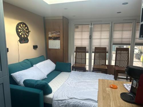 Cricklewood Apartment | Cozy London Studio Near City Center