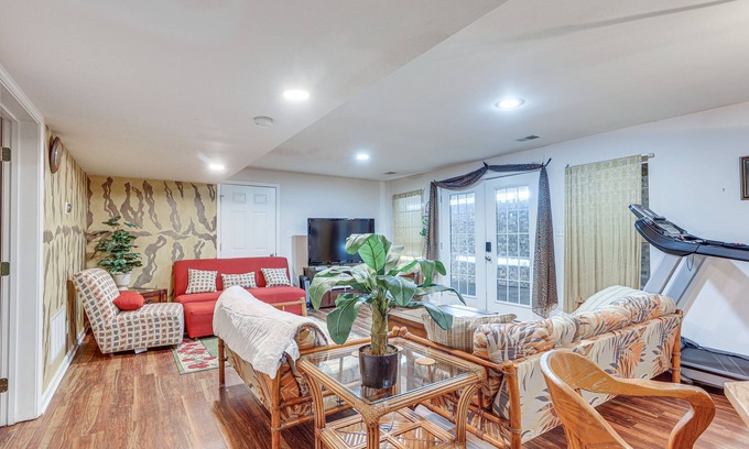 Buechel Apartment | Cozy Louisville Getaway, 17 Mi to Downtown!