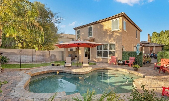 Copper Leaf House | Cozy Luxury Guest House- 3 miles to Airport - Shared Backyard Pool