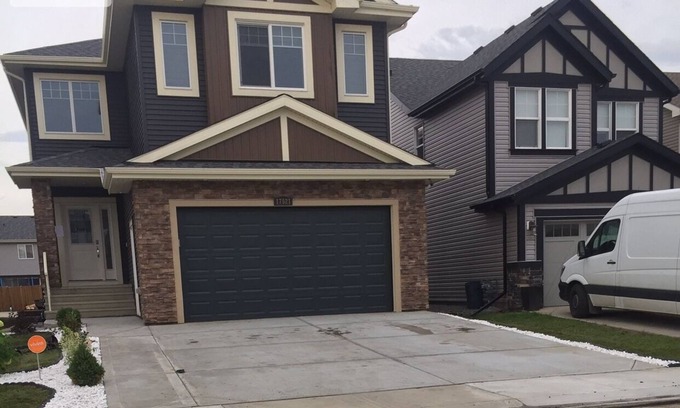 Northeast Edmonton House | Cozy Luxury Home Edmontom