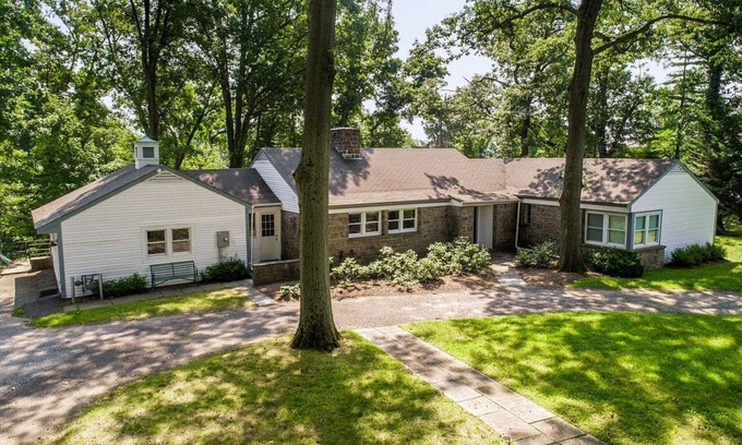 Greenwich House | Cozy luxury home w private beach