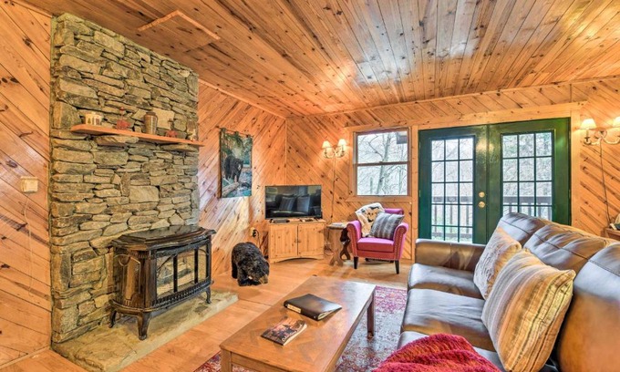 Maggie Valley House | Cozy Maggie Valley Cabin with Deck and Private Hot Tub