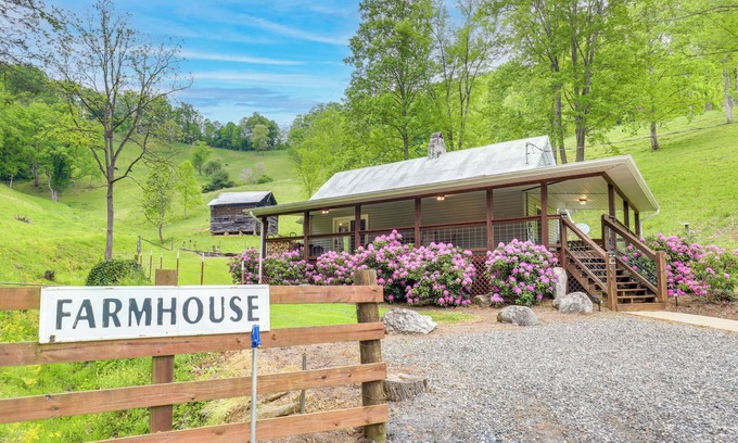 Mars Hill House | Cozy Mars Hill Farmhouse w/Scenic Views