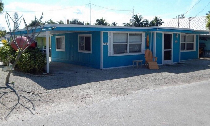 Matlacha Cottage | Cozy Matlacha Bungalow newly renovated is an easy stroll to shopping and dining.