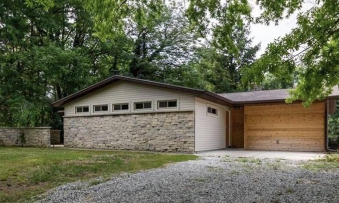 Bloomington House | Cozy Mid Century 5 minutes from IU stadium
