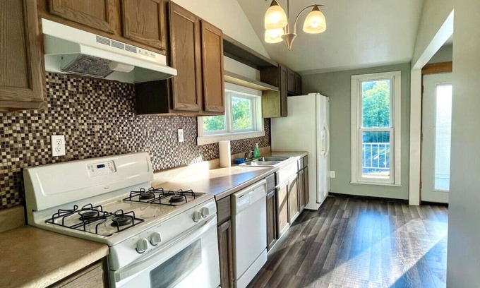Fayetteville House | Cozy & Modern - 2 Bed 2 Bath w/Desks & Monitors!