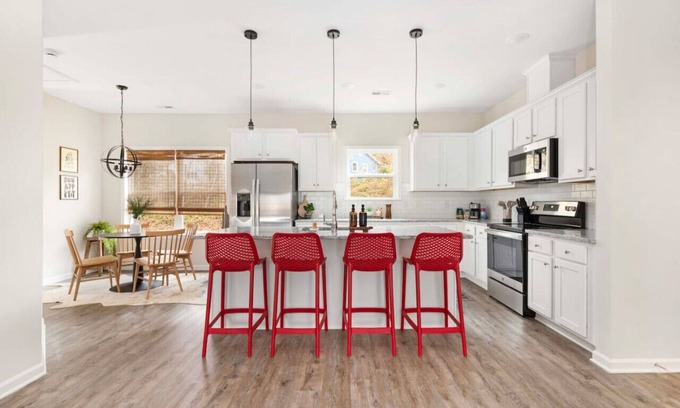 North Belmont House | Cozy & Modern 3-BR Belmont Stay! — *Pet friendly*