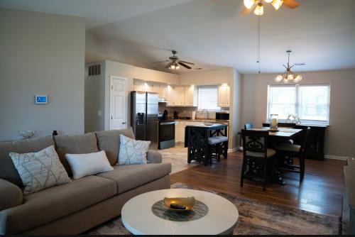Jeffersonville - Clarksville House | Cozy, Modern 3BR Mins to Louisville WiFi AC