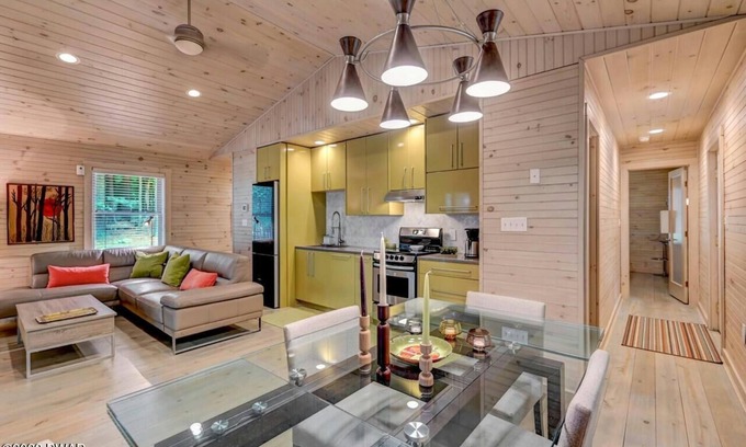 White Mills Cabin | Cozy Modern Cabin- Near Lake Wallenpaupack