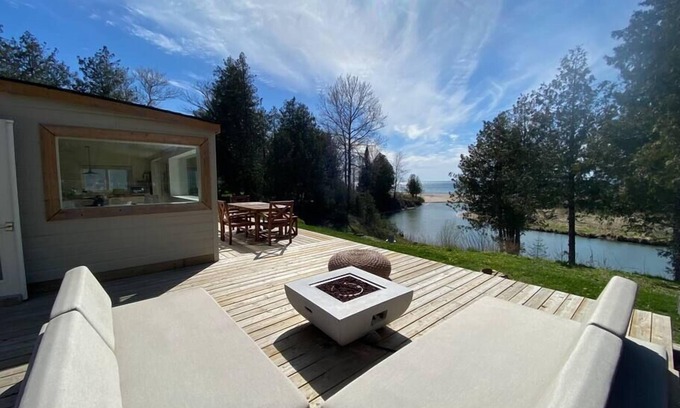 Inverhuron Cottage | Cozy modern cottage on the beach