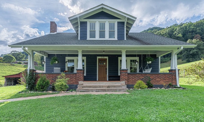 Canton Cottage | Cozy modern cottage with pasture and woods