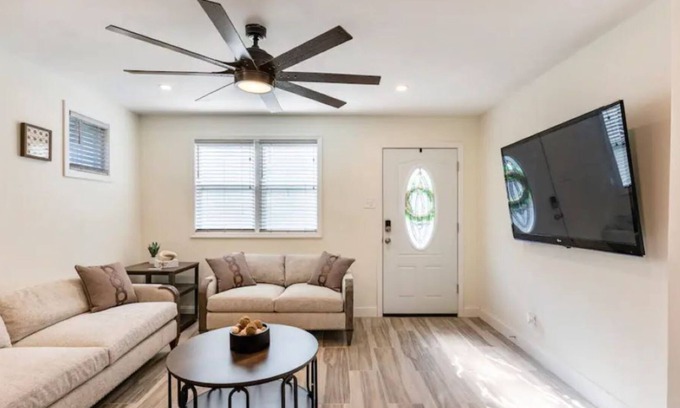 Ferguson House | Cozy, modern home. 10min from airport.