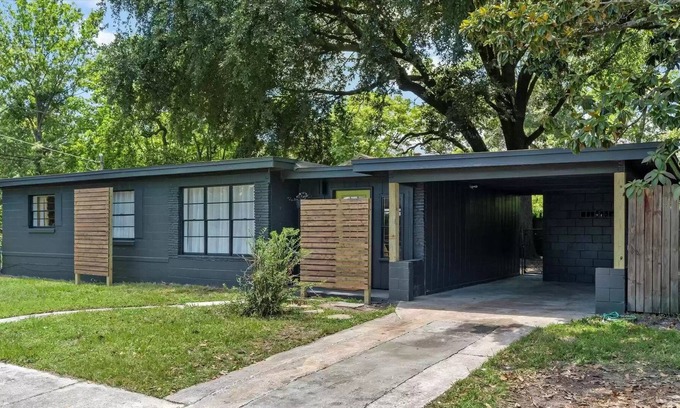 Murray Hill House | ☆Cozy modern home☆- 3BR - free WiFi - free parking - next to park w/ pond