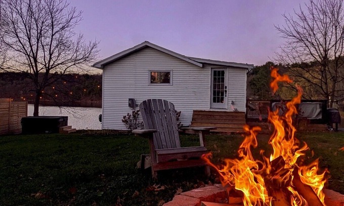 Rideau Lakes House | Cozy Modern Lake House w/Hot Tub! Pet friendly.