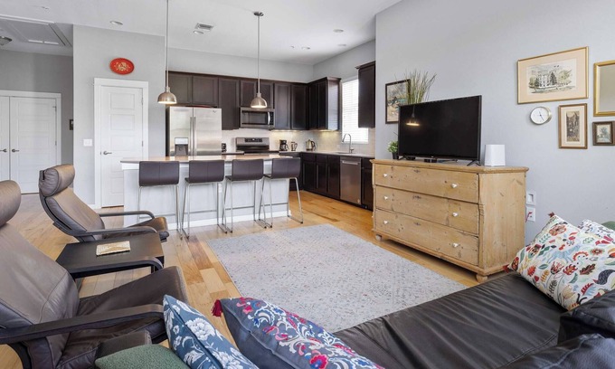 Mueller House | Cozy modern townhouse in walkable Austin 'Hood, near UT, downtownn