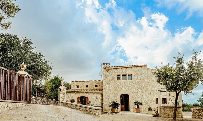 Lloret de Vistalegre Villa | Cozy Mountain-View Villa