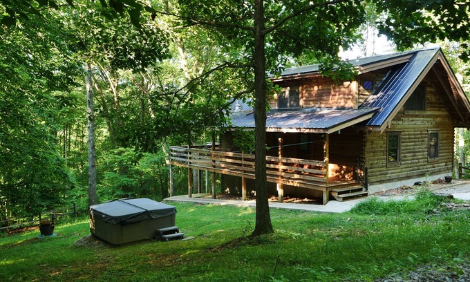 South Bloomingville Cabin | Cozy Mountain Top Log Cabin In Hocking Hills! Pet- Friendly!