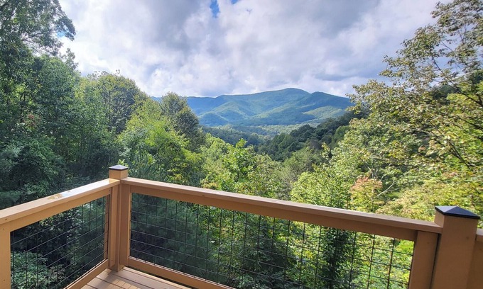 Cullowhee Cottage | Cozy Mountain Chalet with views, private setting! Near WCU and Castle Ladyhawke