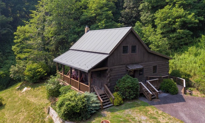 Vilas Cabin | Cozy Mountain Cottage - Relax in picturesque Northwest Watauga County!