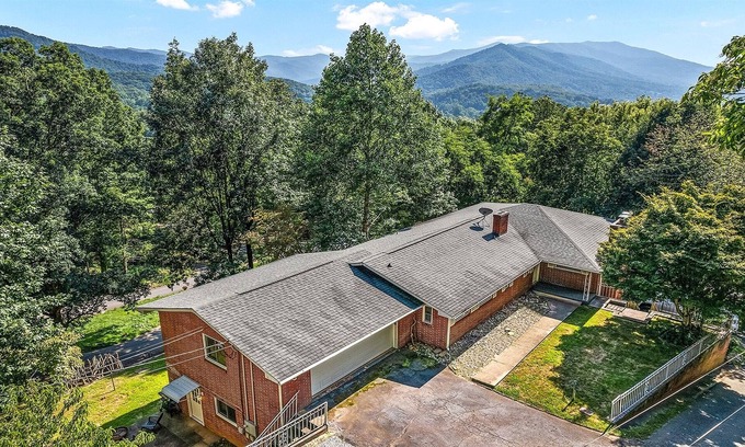 Waynesville Apartment | Cozy Mountain Hideaway Close to Downtown!