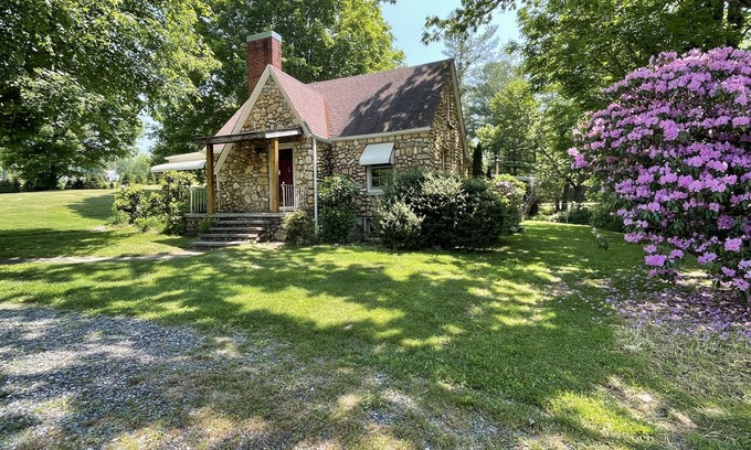Jefferson Other | Cozy mountain home close to the New River, Blue Ridge Parkway and ski slopes.