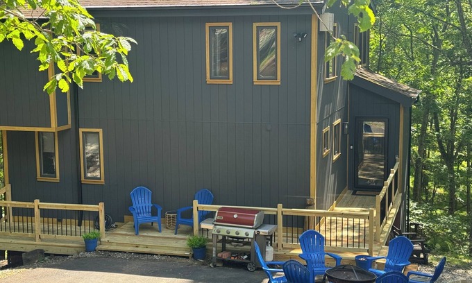 Bushkill House | Cozy Mountain Lodge, Pool Table, Back Deck, Fire pit. Pet Friendly!