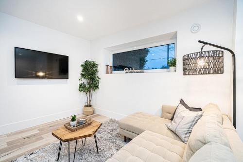 Burnaby Apartment | Cozy Mountain View Suite with Parking and Floor Heating for 4