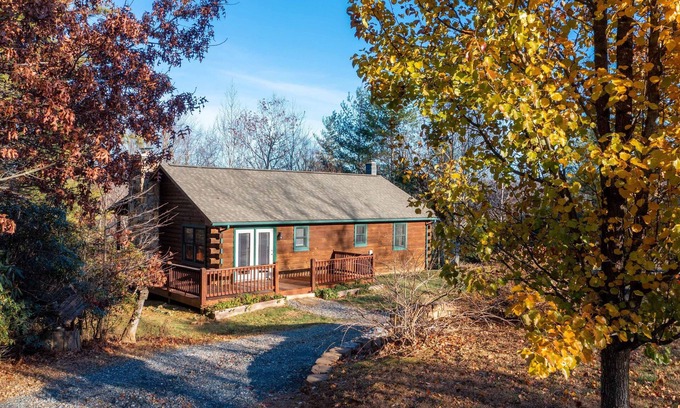 Burnsville Cabin | Cozy Mtn Cabin, Gas Logs, Fire-Pit, Great Wifi, Close to Town, Private.