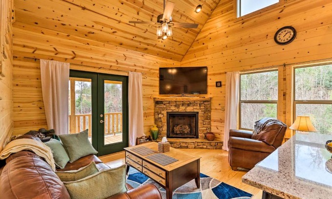 Murphy House | Cozy Mtn Cabin Spacious Deck and Forest Views!