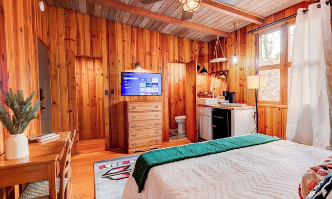 Waynesville Apartment | Cozy Mtn lodge suite #5 within walking distance of downtown Waynesville